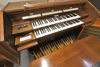 Organ vs. Piano: Which is the better choice for you? - Blog and News updates from Evola Music - blog-organ2
